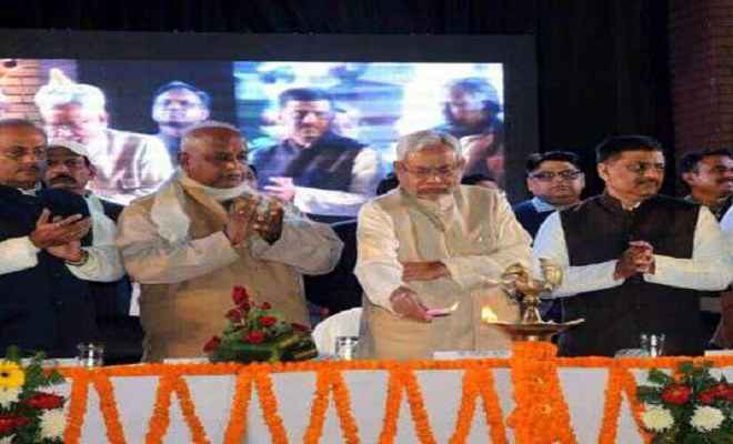 मु्ख्यमंत्री नीतीश कुमार ने किया बगहा में थारू महोत्‍सव का उद्घाटन