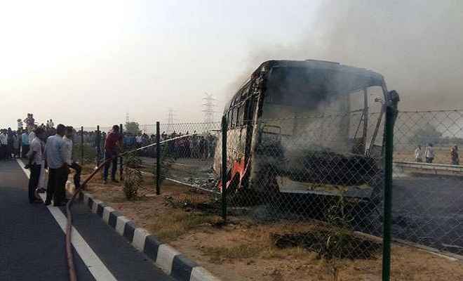 यमुना एक्सप्रेस-वे पर डिवाइडर से टकराई बस में लगी आग, करीब एक दर्जन लोग घायल