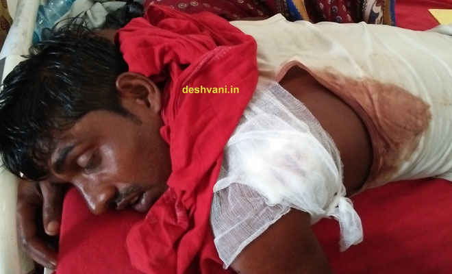 चलती बस की छत पर मजदूर को मोतिहारी के युवकों ने मारा चाकू, ग्रामीणों ने दो को दबोचा, पिटाई से गंभीर घायल