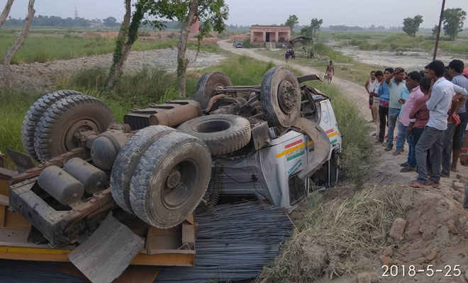 मोतिहारी के सुगौली में सड़क दुर्घटना,बोलेरो चकनाचूर, बचाने में कंटेनर पलटा, तीन घायल