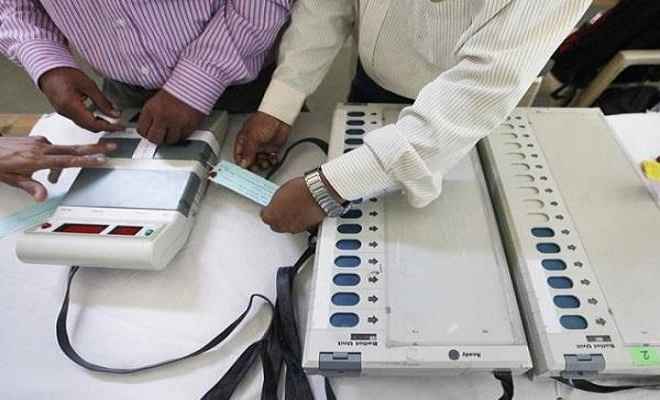 चुनाव आयोग ने ईवीएम में खराबी की खबरों को किया खारिज