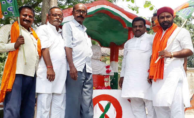भाजपा कार्यकर्ताओं ने की गांधी स्मारक की साफ-सफाई, गांधी की प्रतिमा पर किया माल्यार्पण