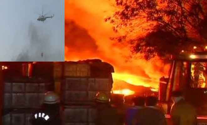 दिल्ली के रबड़ गोदाम में 15 घंटों से लगी है भीषण आग, बुझाने में जुटे एयरफोर्स हेलीकॉप्टर