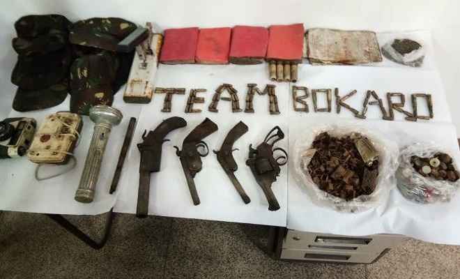 बोकारो में सुरक्षा बलों ने जमीन खोदकर निकाल लिये नक्सलियों के हथियार