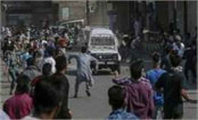 श्रीनगर में प्रदर्शनकारियों और सुरक्षाबलों के बीच हिंसक झड़प