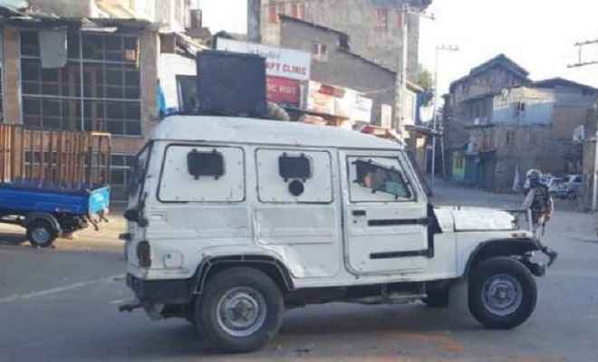 जम्मू-कश्मीरः सीआरपीएफ की गाड़ी पर ग्रेनेड से हमला, 3 जवान और नागरिक घायल