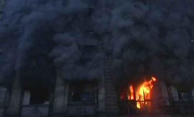 दक्षिण मुंबई के फोर्ट एरिया की बिल्डिंग में लगी भंयकर आग, इमारत का एक हिस्सा ढहा