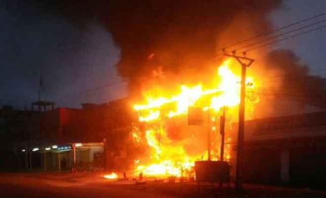 पटना में एक गैस गोदाम में लगी भीषण आग, सिलेंडर ब्लास्ट से गूंजा इलाका