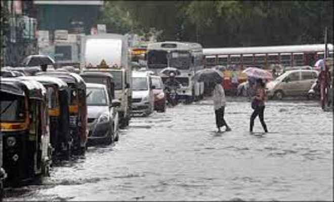 मुंबई में भारी बारिश, जनजीवन अस्त-व्यस्त