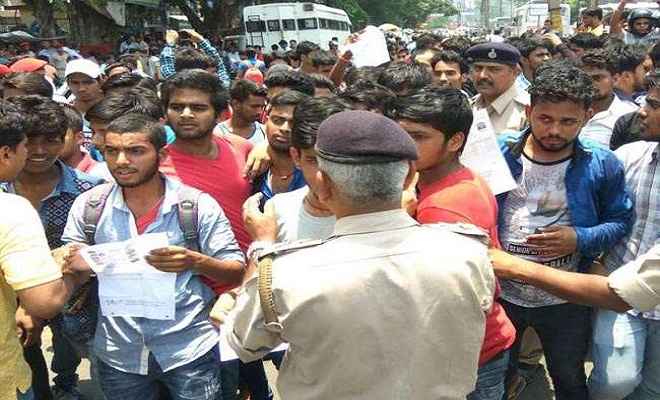 इंटर रिजल्ट: बिहार बोर्ड के खिलाफ सड़क पर उतरे नाराज छात्र, कहीं शिक्षा मंत्री का फूंका पुतला तो कहीं लगाया जाम