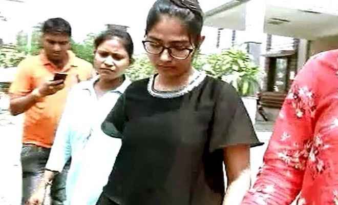 आईपीएल सट्टा गैंग की महिला सदस्य गिरफ्तार, सैटेलाइट सिग्नल चुराकर की जाती थी सट्टेबाजी