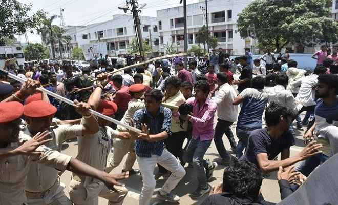 बिहार बोर्ड के बाहर छात्रों का प्रदर्शन, पुलिस ने किया लाठीचार्ज