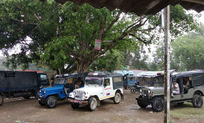 मोतिहारी में बेतिया राज की जमीन खाली कराने पर आक्रोशितों ने एक्स्कॅवेटर को किया क्षतिग्रस्त