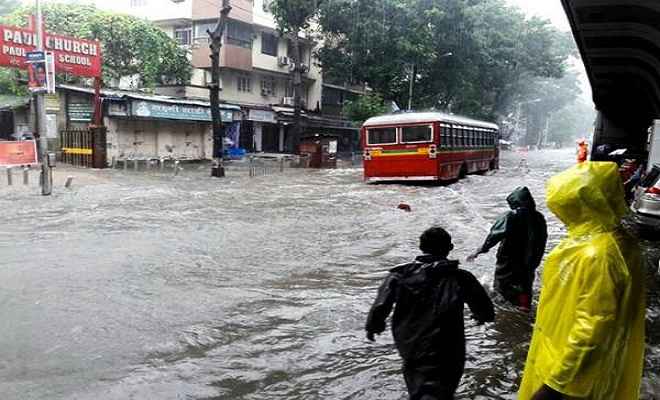 कर्नाटक में भारी बारिश ने रोकी जीवन की रफ्तार