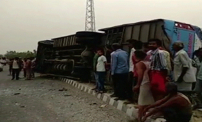 सैफेई-मैनपुरी राजमार्ग पर में दर्दनाक हादसा, बस डिवाइडर से टकराकर पलटी, 17 की मौत, 35 घायल
