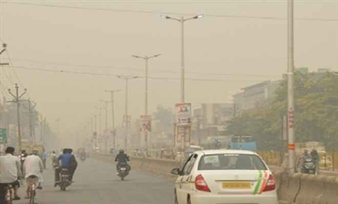 दिल्ली-एनसीआर में छाई धूल की धुंध, लोग परेशान