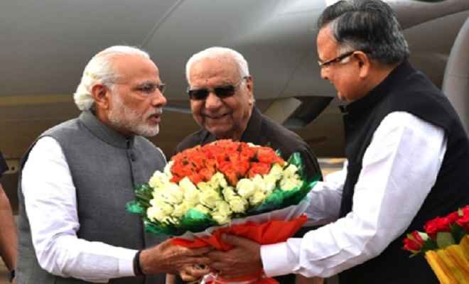 प्रधानमंत्री पहुंचे रायपुर, एयरपोर्ट पर भव्य स्‍वागत