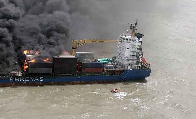 कृष्णपटनम से कोलकाता जा रहे जहाज के कंटेनर में लगी आग, सभी 22 क्रू मेंबर्स सुरक्षित