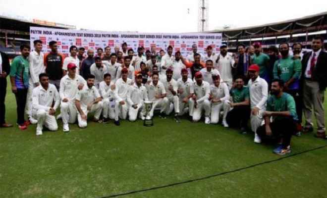 टीम इंडिया ने अफगानिस्तानी खिलाड़ियों को दी 'ईदी', साथ में तस्वीर खिंचाकर तोड़ी रस्म