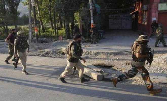 जम्मू-कश्मीर: त्राल में सुरक्षाबलों पर आतंकी हमला, दस जवान घायल