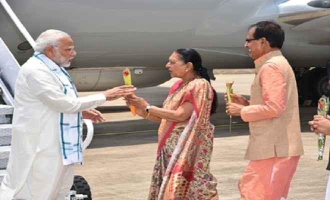 राजगढ़ पहुंचे प्रधानमंत्री मोदी, एयरपोर्ट पर भव्य स्वागत