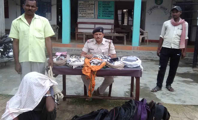 मोतिहारी में चोरी की 322 ब्रांडेड घड़िया व ओपो-विवो का 21 माेबाइल जब्त, एक गिरफ्तार, चौकीदार पुत्र सहित अन्य पांच फरार