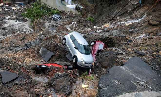 मुंबई में भारी बारिश से 3 मरे, जमीन धंसने से मलबे में फंसी 15 कारें