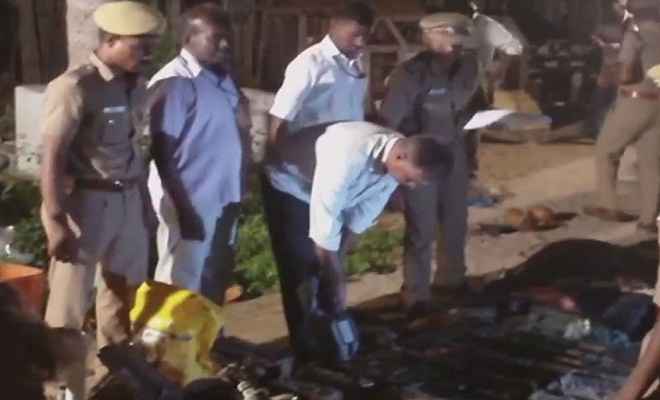 तमिलनाडु में घर की खुदाई में निकले 22 बक्से हथियार, जांच में जुटी पुलिस
