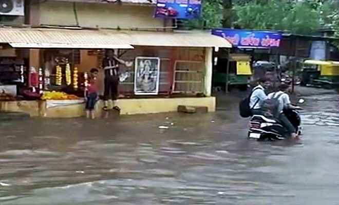 भारी बारिश ने महाराष्ट्र-गुजरात में मचाई तबाही, जनजीवन अस्त-व्यस्त