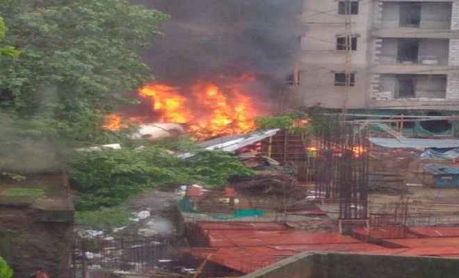 मुंबई के घाटकोपर में चार्टर्ड विमान क्रैश, पायलट समेत 5 की मौत