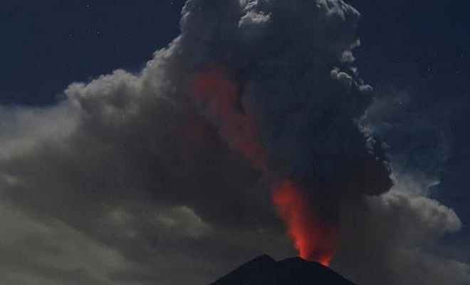 इंडोनेशिया के बाली में ज्वालामुखी विस्फोट, 450 फ्लाइट्स कैंसिल