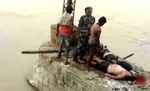 कोसी बराज का पुल तोड़ कर नदी में गिरा ट्रक, तीन मजदूरों की मौत
