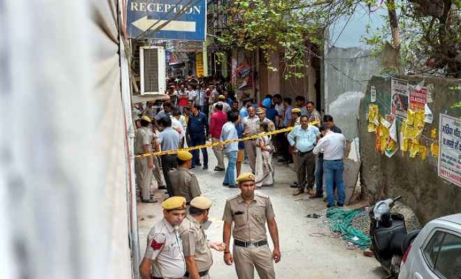 दिल्ली में एक ही घर से मिले 11 शव, पुलिस हत्या या आत्महत्या की गुत्थी में उलझी