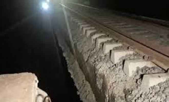 झबुआ में रेलवे ब्रिज टूटा, ट्रेनों की आवाजाही रुकी
