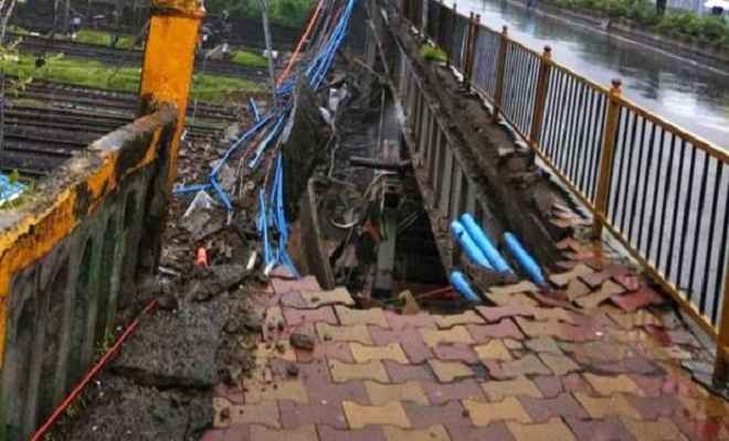 मुंबई में बारिश का कहर, अंधेरी में ओवरब्रिज का स्लैब गिरा, 5 घायल