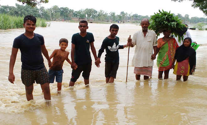 रक्सौल के कई गांव में बाढ़ का खतरा, सड़कों पर बह रहा करीब चार फीट पानी