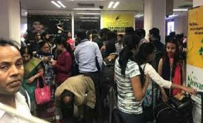 फ्लाइट रद्द होने से पटना एयरपोर्ट पर यात्रियों ने मचाया बबाल