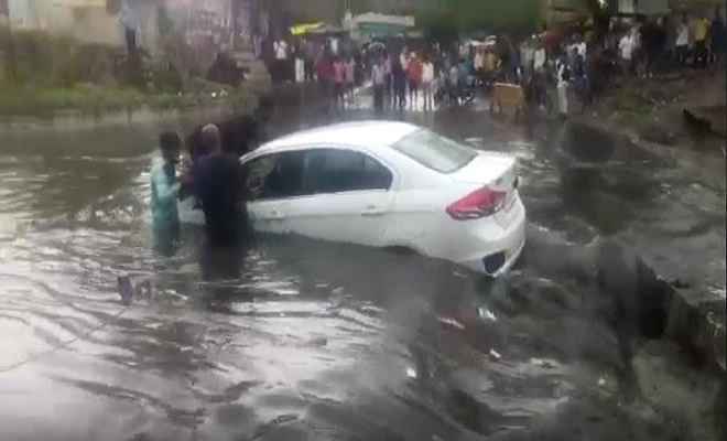 तेज बारिश से नाले में बह गई कार, लोगों ने बचाई चालक की जान