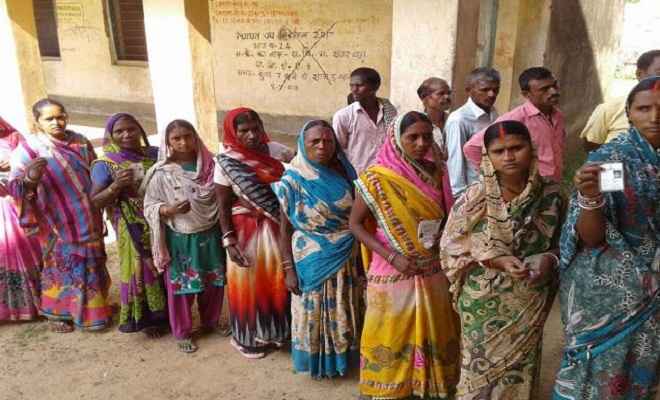 बिहार के कई जिलों में कड़ी सुरक्षा के बीच पंचायत उपचुनाव के लिए वोटिंग जारी