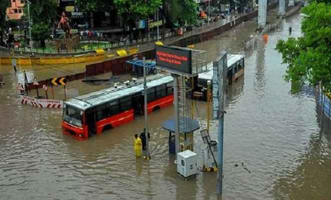 पानी में डूबा मुंबई और नागपुर, इन राज्यों में भारी बारिश का अलर्ट