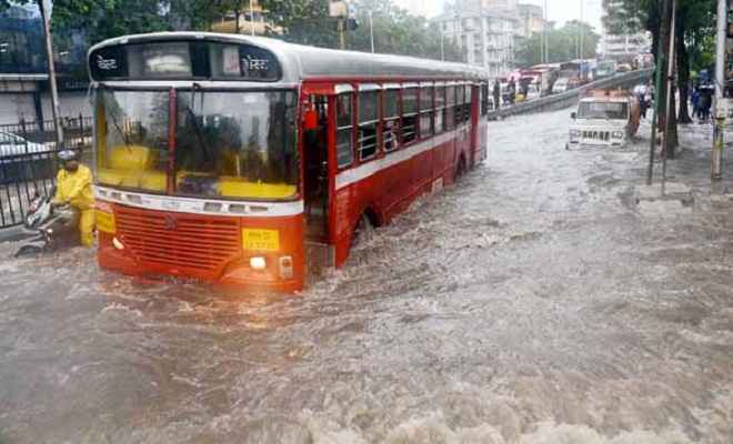 मुंबई में भारी बारिश बनी मुसीबत, कई इलाकों में जलभराव, जनजीवन अस्त-व्यस्त