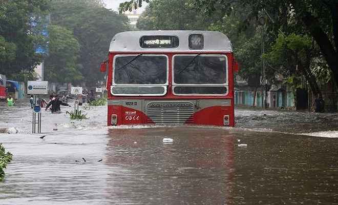 मुंबई में बारिश का कहर, कई इलाकों में जल जमाव, यातायात व्यस्था बाधित