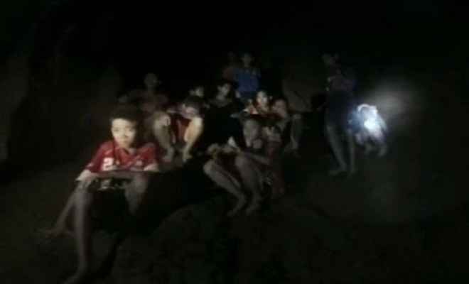 थाईलैंड गुफा में फंसे 4 बच्चों और कोच को बचाने के लिए अभियान जारी