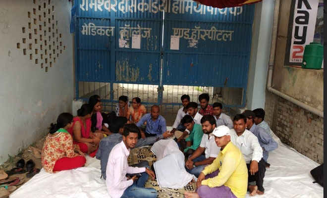 मोतिहारी के केडिया होमियोपैथिक कॉलेज छात्रों के धरना के छठे दिन एक की स्थिति गंभीर, अस्पताल में भर्ती