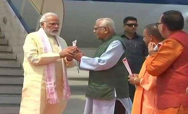 पूर्वांचल दौरे पर वाराणसी पहुंचे मोदी, राज्यपाल राम नाईक और मुख्यमंत्री योगी ने की स्वागत