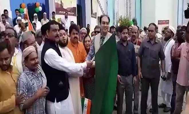 लखनऊ से हज यात्रियों के पहले जत्था को मोहसिन रजा ने हरी झंडी दिखाकर किया रवाना