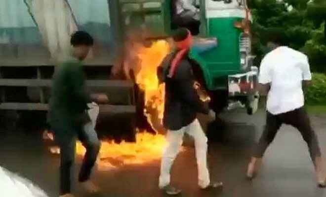 प्रदर्शनकारियों ने ड्राइवर समेत ट्रक को लगा दी आग