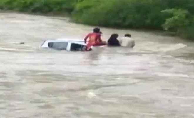 बाढ़ का खौफनाक मंजर, परिवार सहित नदी में बह गई कार