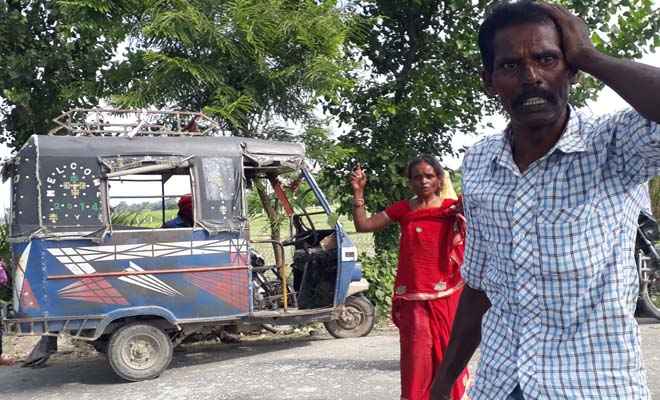 मोतिहारी के लक्ष्मीपुर में टेम्पो पलटा, 8 घायल, नशे में था चालक, गाड़ी छोड़ फरार