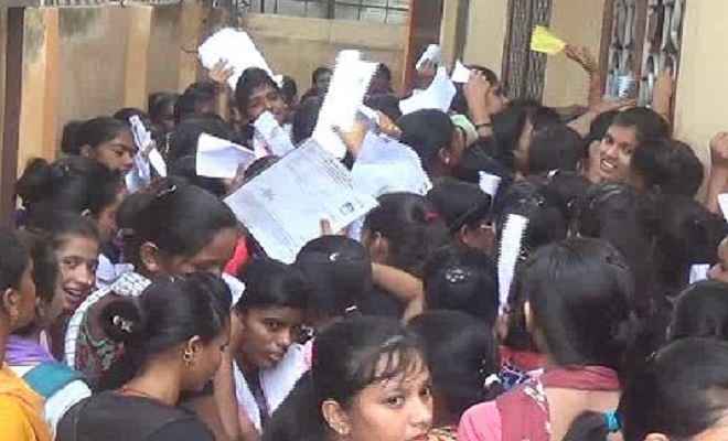 महिला कॉलेज में छात्राओं का हंगामा, कॉलेज प्रशासन पर लगाया अनियमितता का आरोप